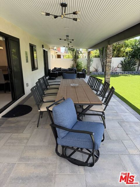 Tiny photo for 7627 Encino Avenue, Northridge, CA 91325 (MLS # 25602299)