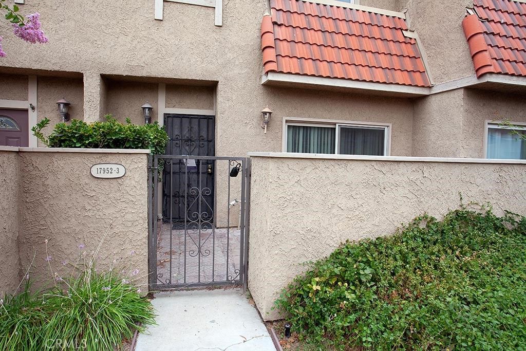 Photo of 17952 River Circle Cir #3, Canyon Country, CA 91387 (MLS # SR25164979)