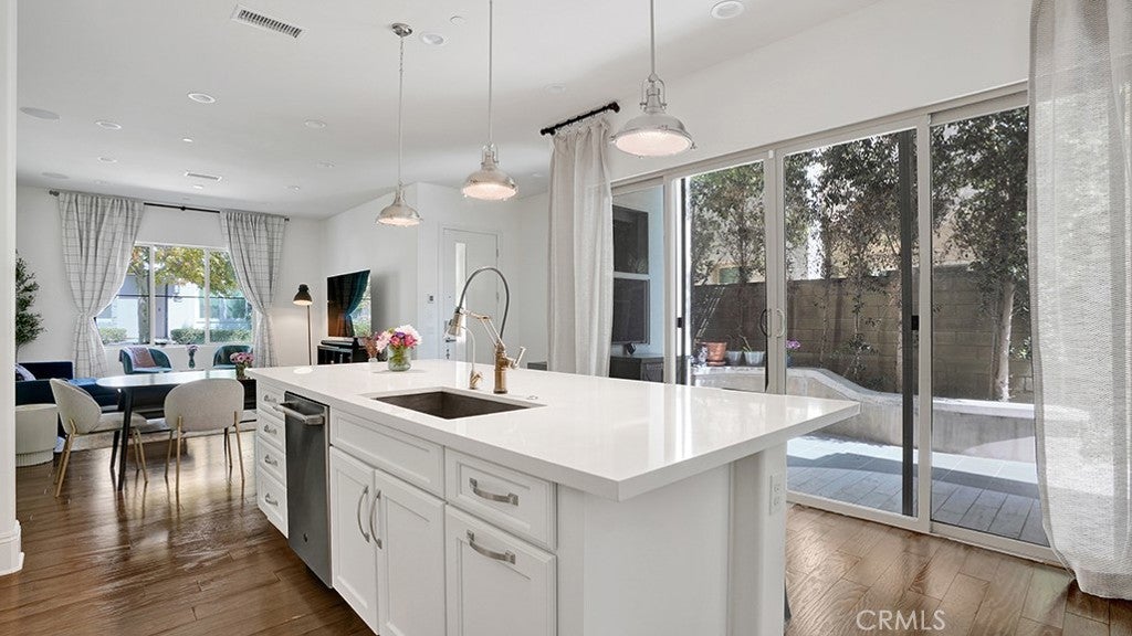 111 Frame, Irvine CA 92618 - Photo 6