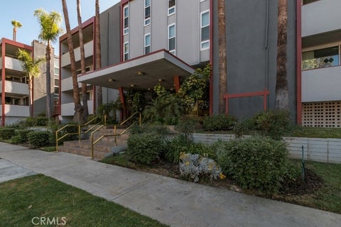 Photo of 4915 Tyrone Ave #325, Los Angeles, CA 91423 (MLS # SR26204232)