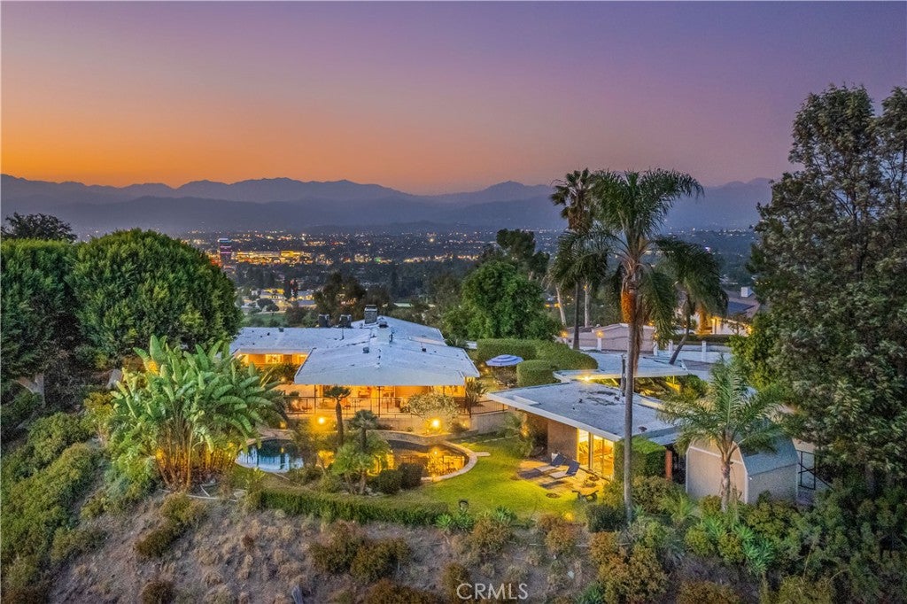 2904 Far View