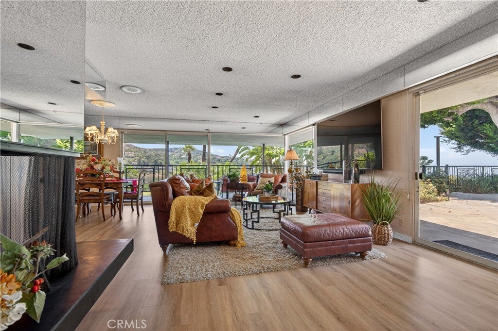 2904 Far View