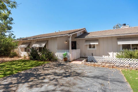 Photo of 1242 Hillcrest Lane LN, Fallbrook, CA 92028 (MLS # 260021949SD)
