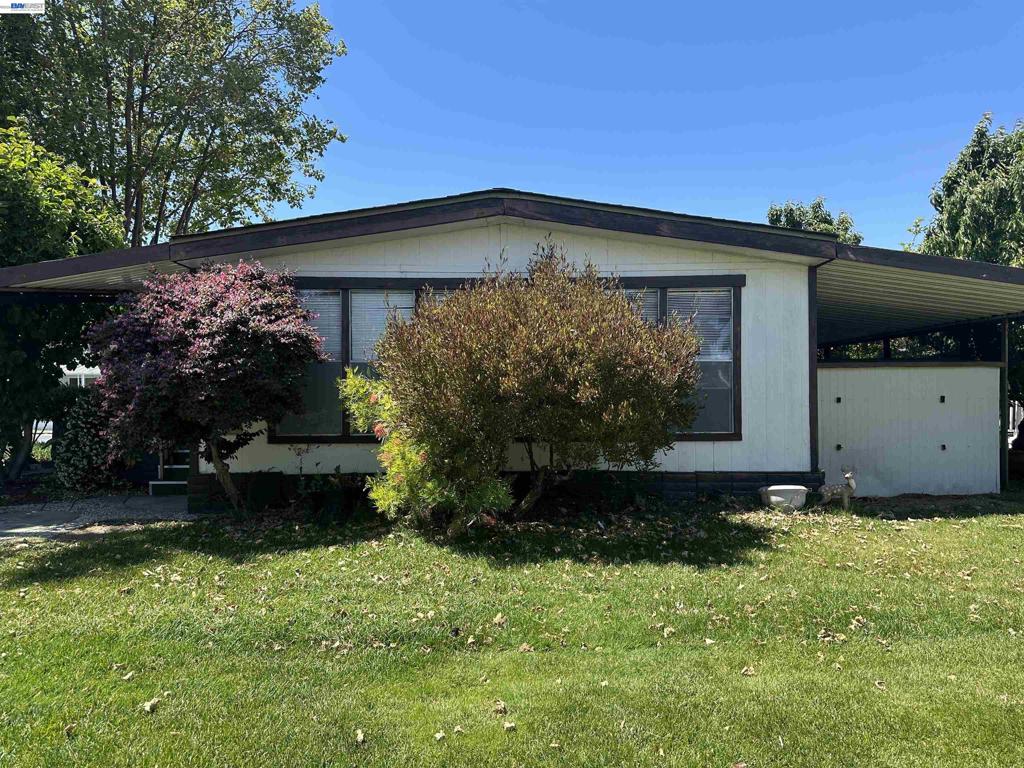 390 Tropicana WY