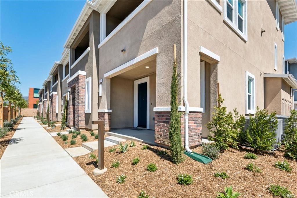 Bright End-Unit Townhome – 3 Bedrooms, 3.5 Baths – Be the First to Live Here!
This end-unit townhome in Pomona’s new Knoll community gives you extra windows, natural light, and added privacy. With 3 bedrooms, 3.5 bathrooms, and 1,791 sq. ft., it’s perfect for comfortable family living. The stylish kitchen features quartz counters and stainless steel appliances, while every bedroom has its own private bathroom. Enjoy a private balcony, attached 2-car garage, and modern energy-saving design. Close to schools, Claremont Village, parks, and easy freeway access.