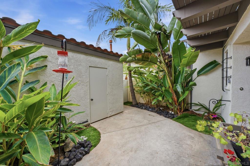 957 Fir Tree Pl.