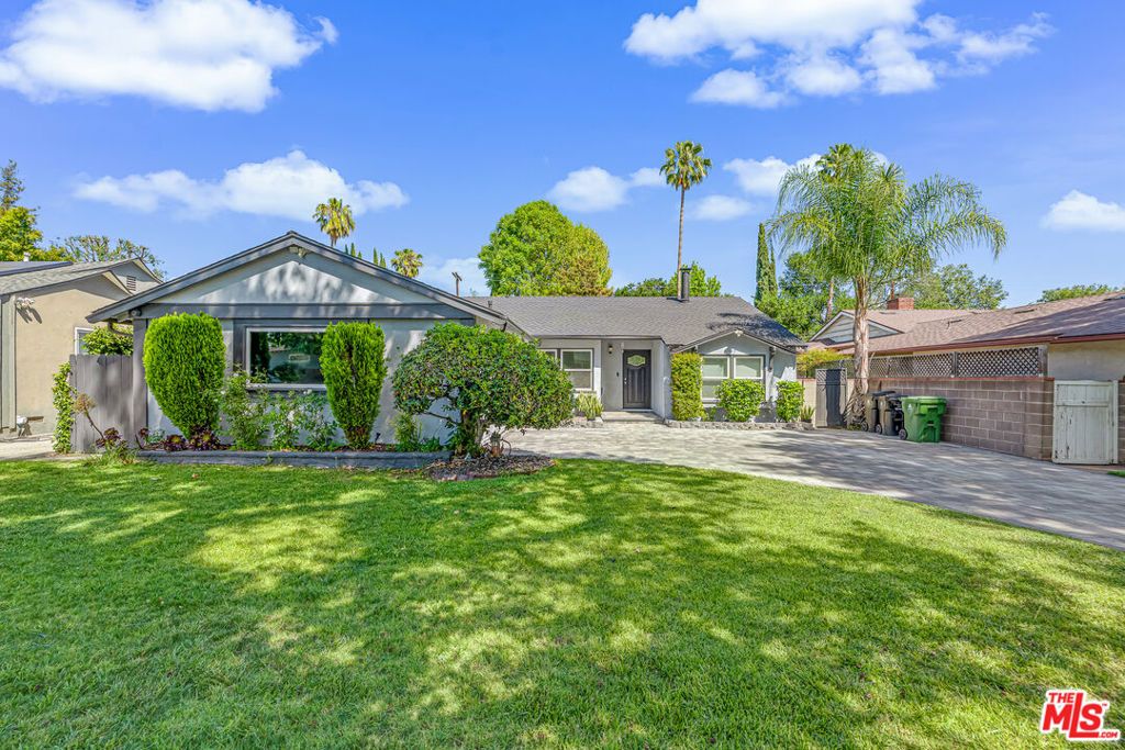 Photo of 6626 Burnet Avenue, Van Nuys, CA 91405 (MLS # 26659729)
