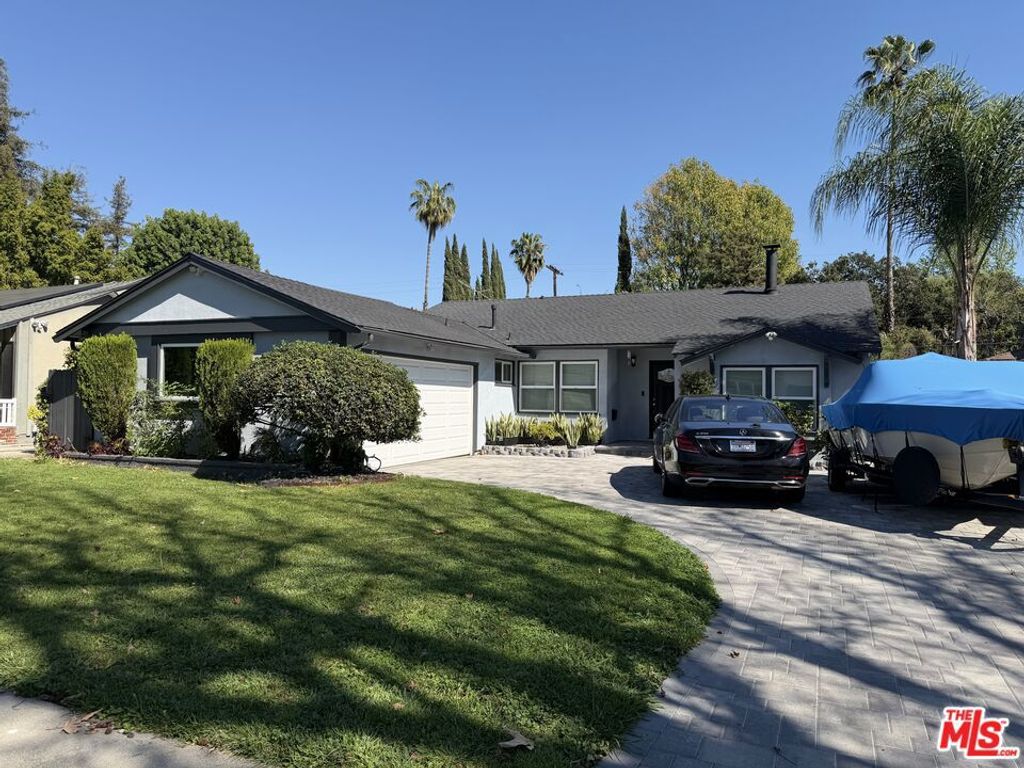 Photo of 6626 Burnet Avenue, Van Nuys, CA 91405 (MLS # 26659729)