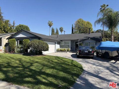 Photo of 6626 Burnet Avenue, Van Nuys, CA 91405 (MLS # 26659729)