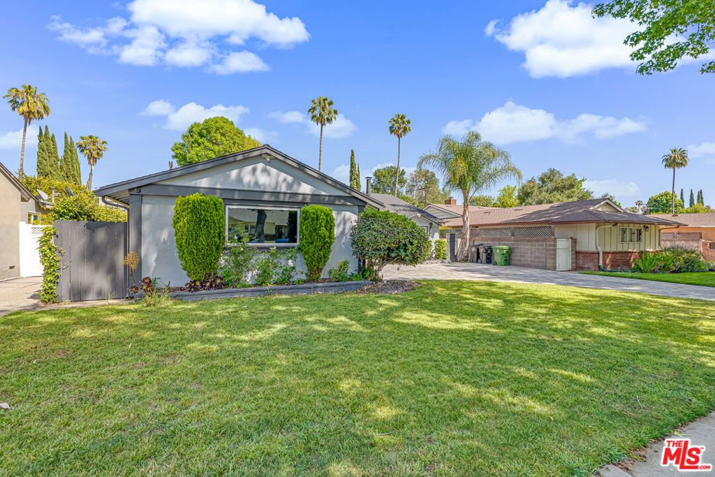 Photo of 6626 Burnet Avenue, Van Nuys, CA 91405 (MLS # 26659729)