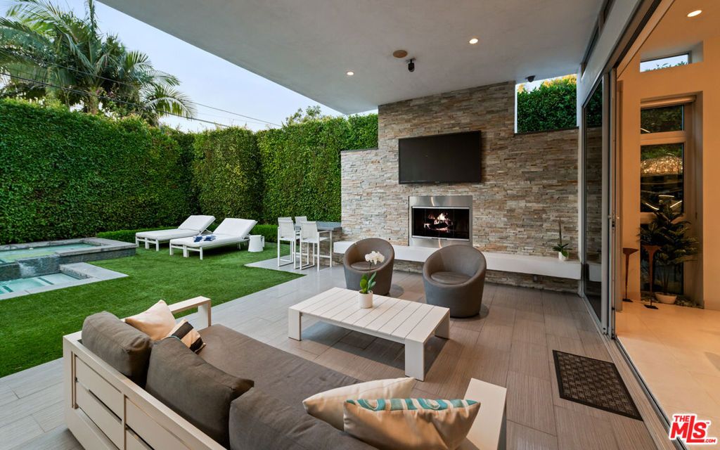 Photo of 633 N Laurel Avenue, Los Angeles, CA 90048 (MLS # 25623205)