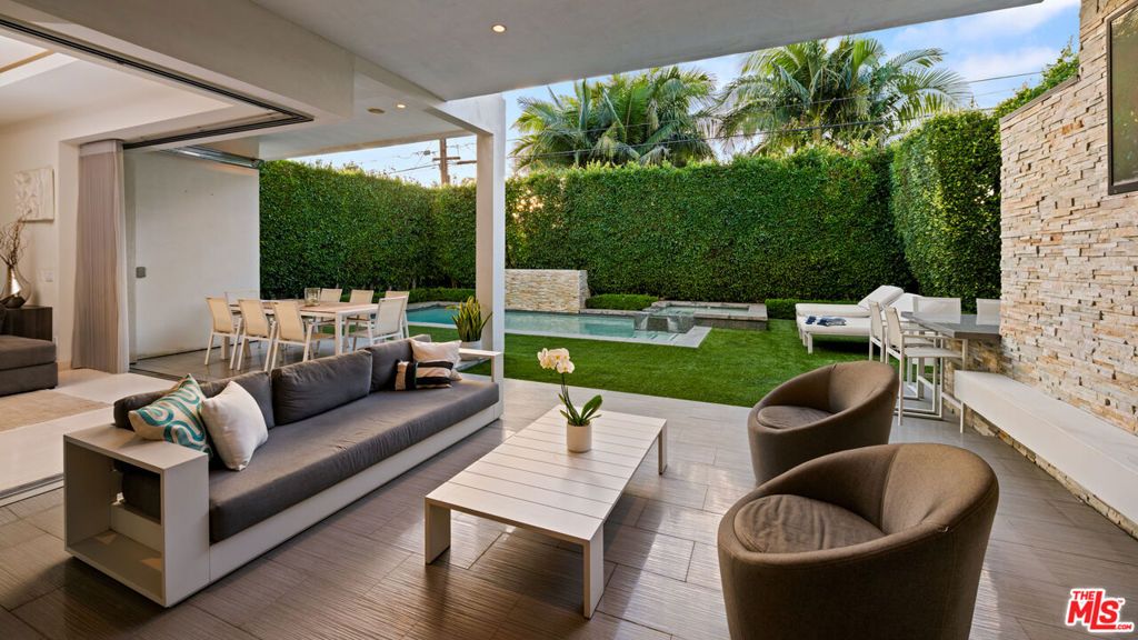 Photo of 633 N Laurel Avenue, Los Angeles, CA 90048 (MLS # 25623205)