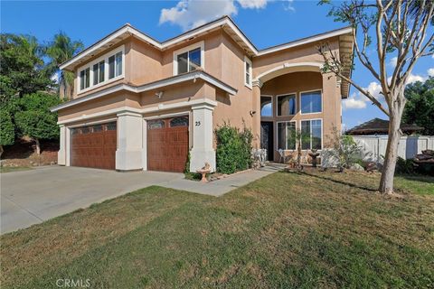 25 Corte Rivera Lake Elsinore CA 92532