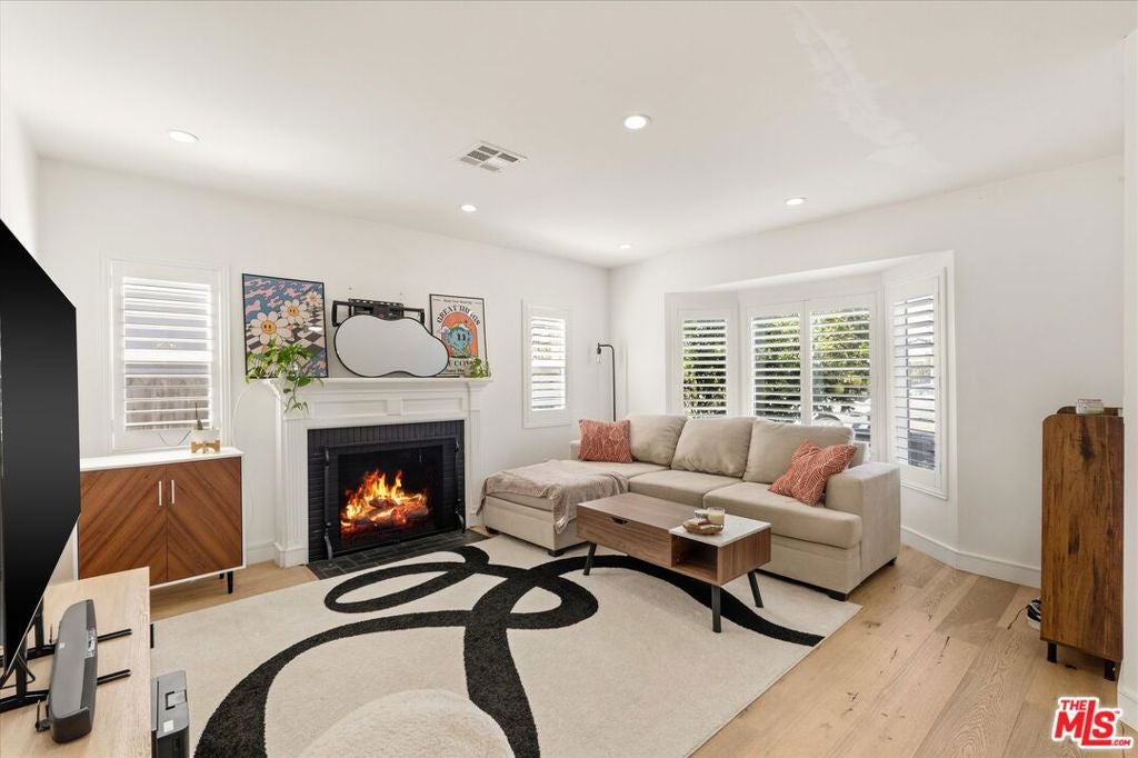 2522 S Bundy Drive