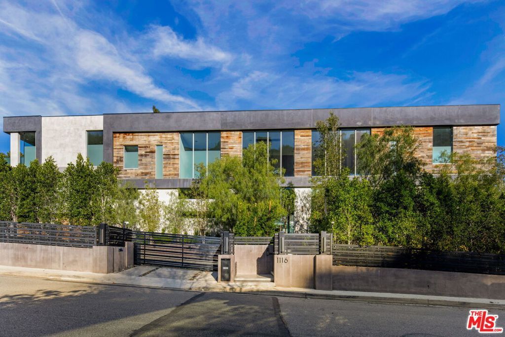 Photo of 1116 Chantilly Road, Los Angeles, CA 90077 (MLS # 26657483)