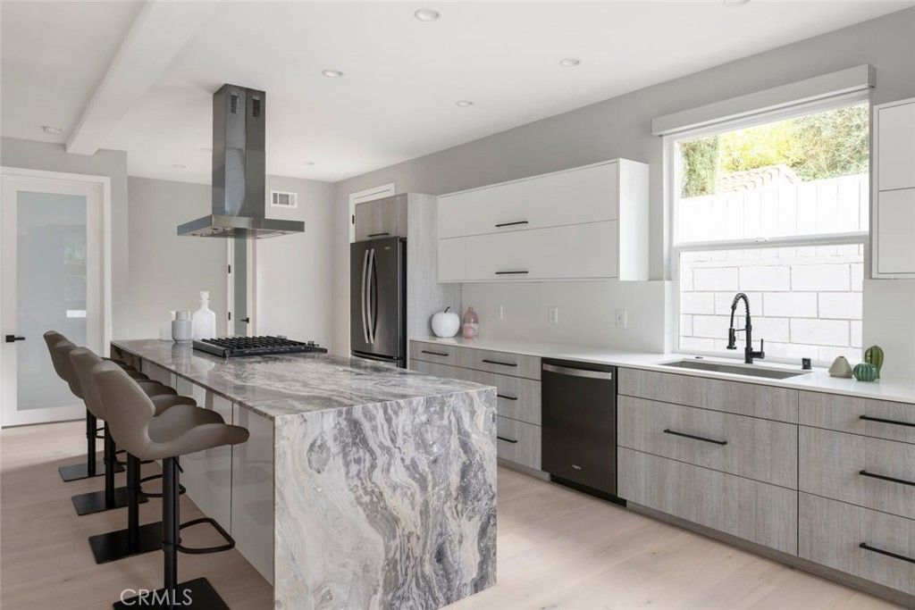 Photo of 4731 Topanga Canyon Boulevard, Woodland Hills, CA 91364 (MLS # SB26047255)