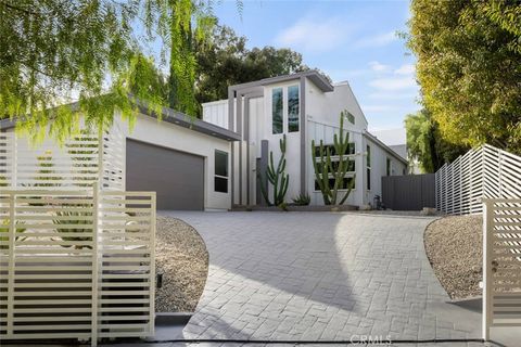Photo of 4731 Topanga Canyon Boulevard, Woodland Hills, CA 91364 (MLS # SB26047255)