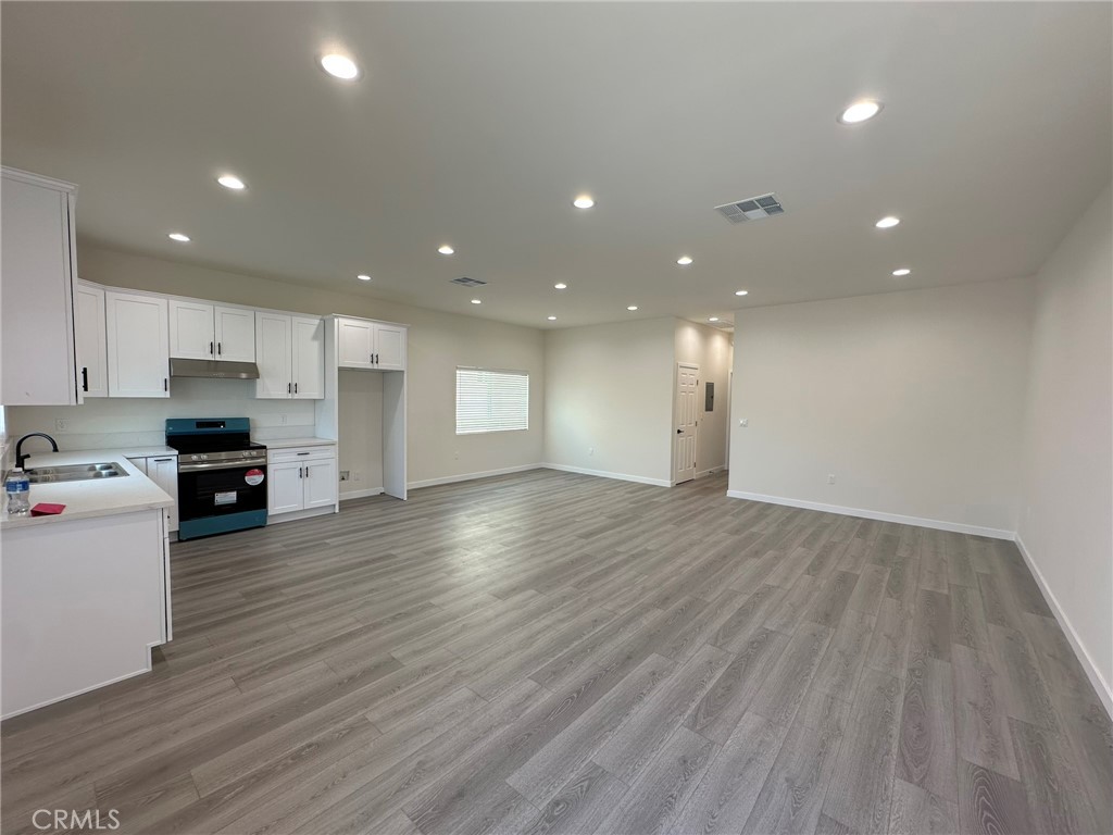 Brand New Construction – Built in 2025!
Be the first to live in this stunning, move-in-ready 2-bedroom, 2-bathroom unit.
***
This modern home features:
***
High ceilings and recessed lighting
***
In-unit washer and dryer
***
Tankless Water Heather
***
Sleek kitchen with stove, hood, and dishwasher
***
Central A/C and heating
***
Stylish laminate flooring throughout
***
Solar panels for energy efficiency
***
Assigned private parking
***
Don't miss the opportunity to make this beautiful, never-lived-in unit your new home!