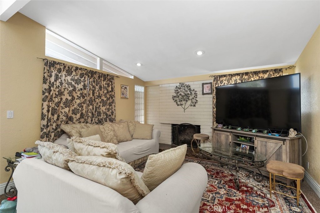 2113 W Niobe