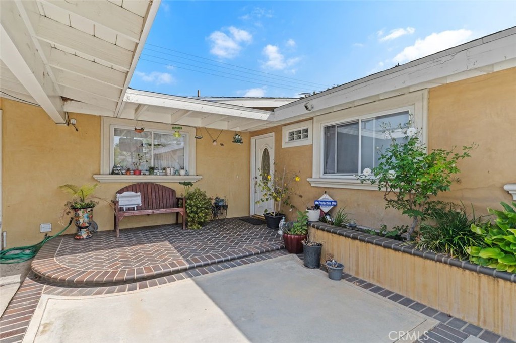 2113 W Niobe