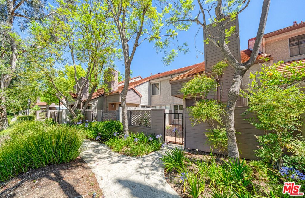 Photo of 446 Via Colinas, Thousand Oaks, CA 91362 (MLS # 26648609)