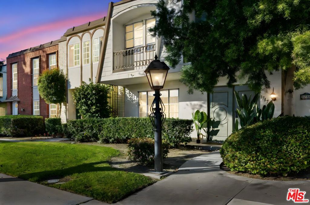 1789 W Greenleaf Avenue