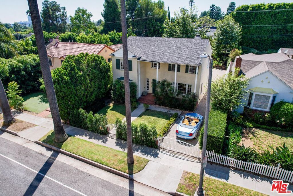 Photo of 713 N Doheny Drive, Beverly Hills, CA 90210 (MLS # 25579287)