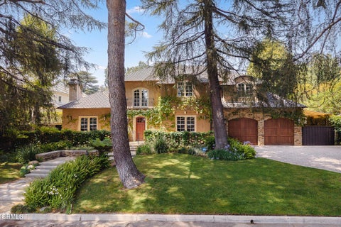 Photo of 1925 Tondolea Lane, La Canada Flintridge, CA 91011 (MLS # P1-29081)