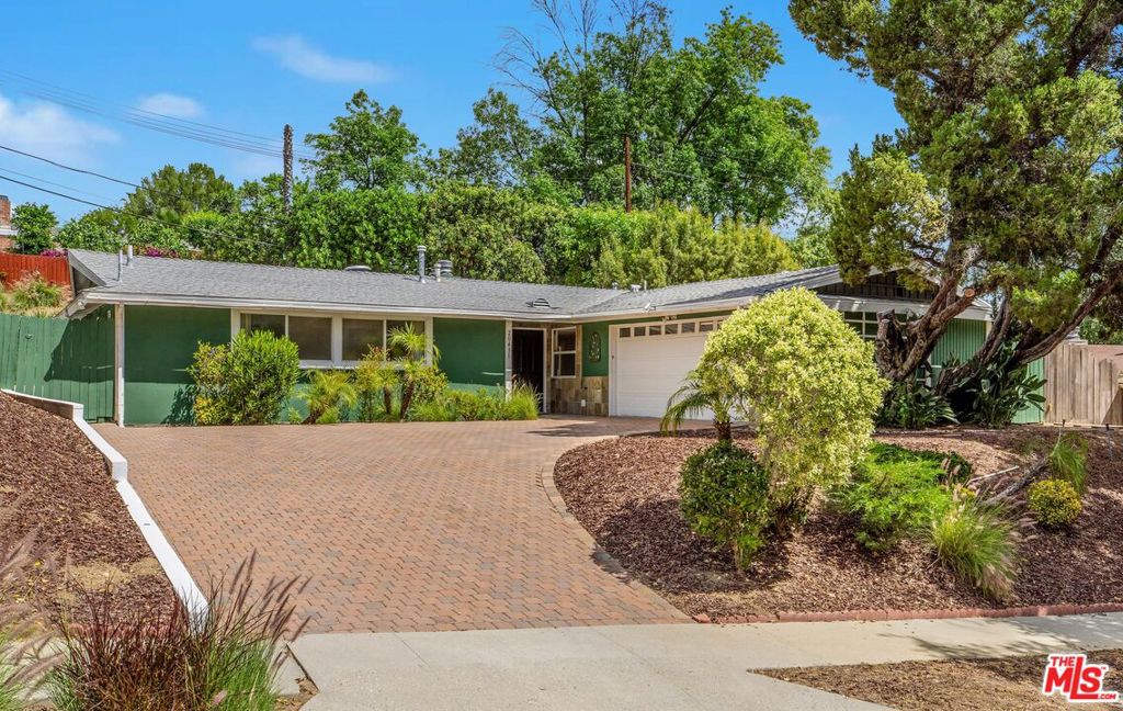 Photo of 20411 Hatteras Street, Woodland Hills, CA 91367 (MLS # 26851749)