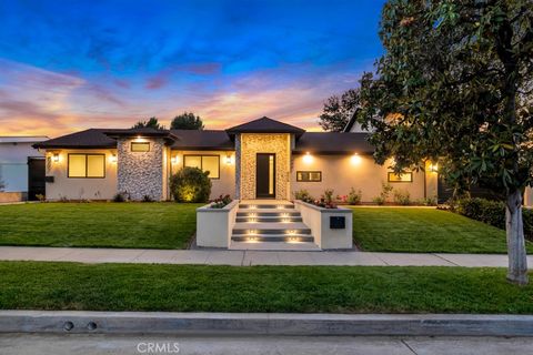 Photo of 4801 Abbeyville Avenue, Woodland Hills, CA 91364 (MLS # SR25166871)