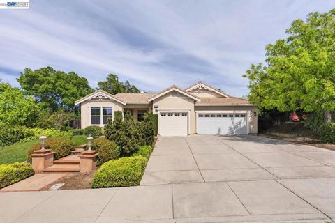 Photo of 5113 Pray Court Ct, Antioch, CA 94531 (MLS # 41131847)