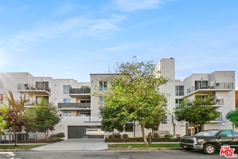 Photo of 5229 Willowcrest Avenue #208, North Hollywood, CA 91601 (MLS # 26674265)