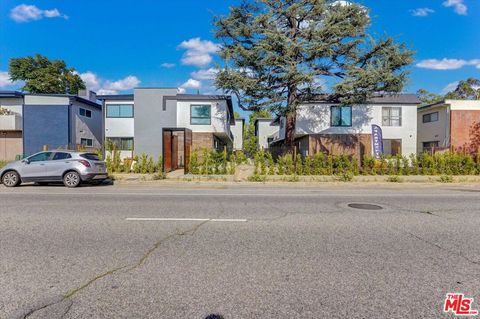 Photo of 5722 Woodman Ave AVE #4, Van Nuys, CA 91401 (MLS # 26833925)
