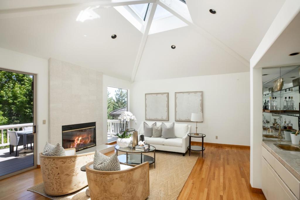 699 Manresa Lane