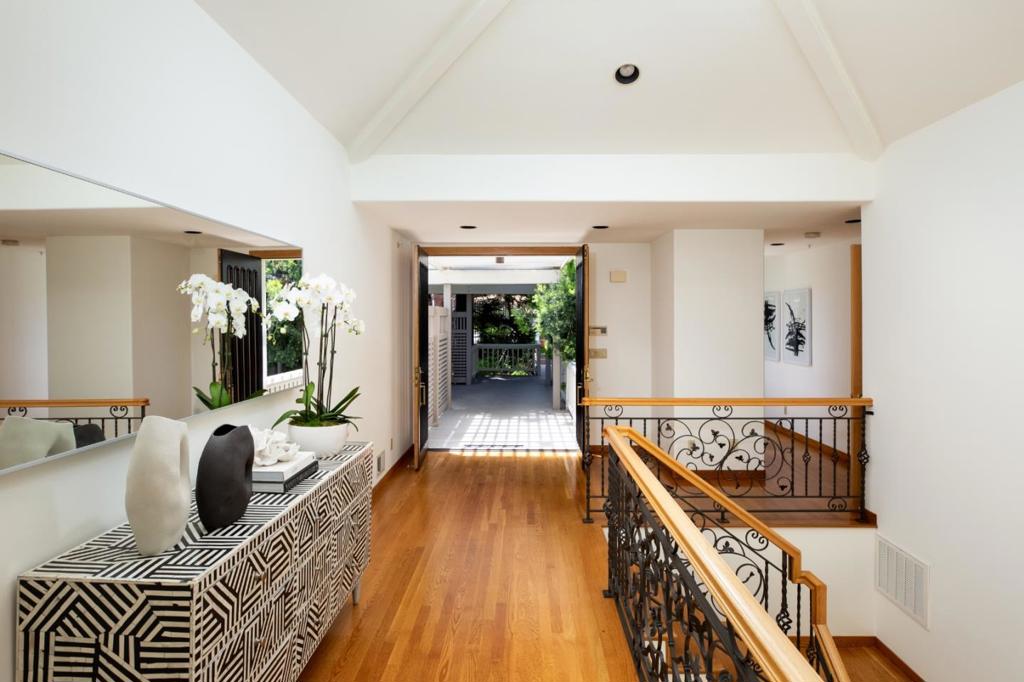 699 Manresa Lane