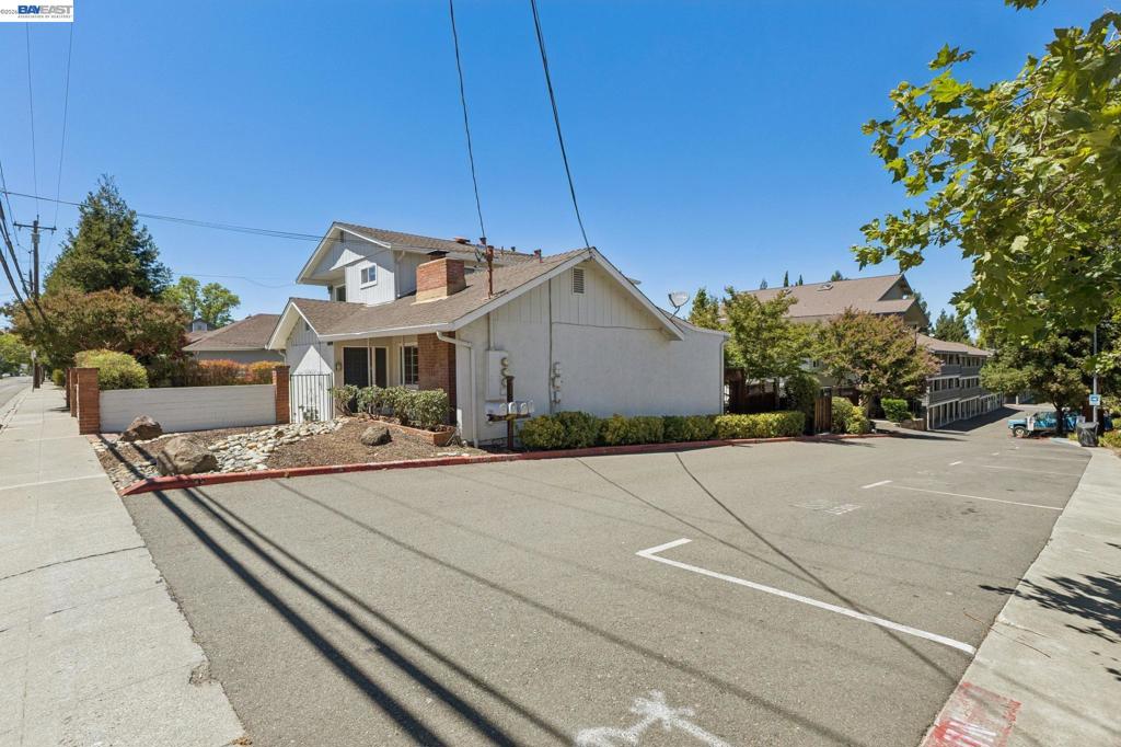 3851 Vineyard Ave