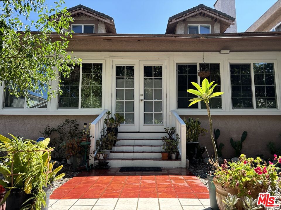 416 N Serrano Avenue
