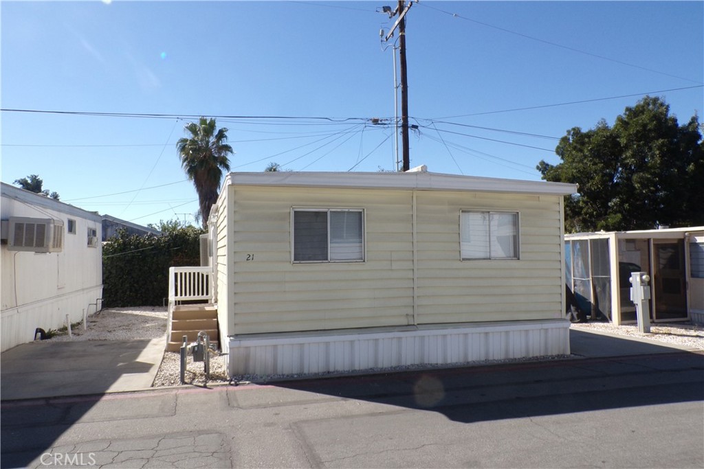 2 bedroom and 2 bathroom manufactured home. Hardwood floor, large closets, and washer & dryer hookups.
First month rent & security deposit are due at signing. One cat or dog allowed, not to exceed 20 pounds full-grown.
Equal Housing Opportunity.
DRE#01161477