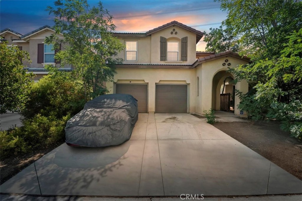 Charming Two-Story Residence With 4 Bedrooms! Who wouldn't desire a home that includes a full bedroom and bathroom on the main level? Additionally, consider a layout that is perfect for hosting gatherings. If these attributes appeal to you, then your search ends here! Upon entering this residence, you will be struck by the soaring ceilings that create an inviting and comfortable atmosphere. The living room and formal dining area exude a sense of spaciousness. As you proceed past the living space, you will enter a generously sized kitchen equipped with an island, dining area, and pantry. On the upper level, you will discover a loft and a primary bedroom featuring a spacious walk-in closet. This kitchen seamlessly connects to a family room that boasts a fireplace. As for the backyard, upon reviewing the title, you will see that the backyard extends beyond the fence line. Additionally, the Sellers are providing a generous Carpet Credit, allowing you to select your preferred carpeting. Also, the custom drapes (living room), the refrigerator, washer, and dryer, are all included with the property. Please submit a comprehensive price offer, or call for more information today!