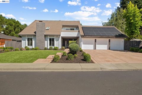 Photo of 16 Leeds Ct CT, Danville, CA 94526 (MLS # 41136181)