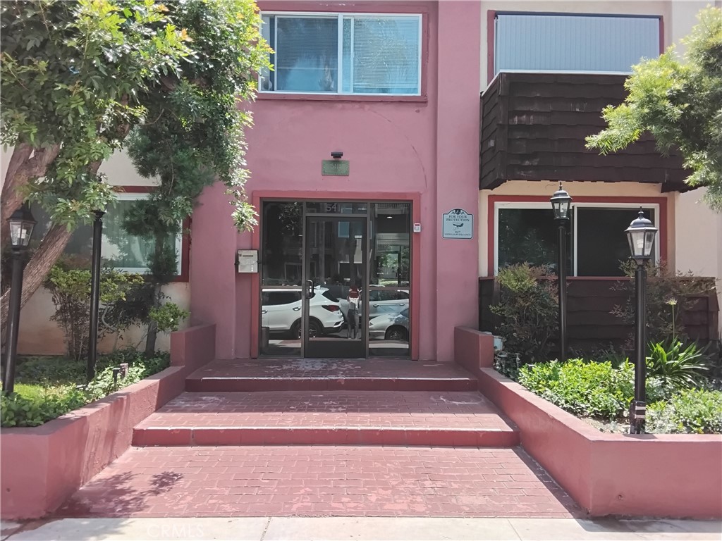 Welcome to this beautiful 1-bedroom, 1-bath unit in the heart of Encino. Features granite kitchen counter tops with bar seating, fresh paint, and stainless steel appliances. Wood and tile flooring throughout. The community has a pool, spa, and rec. room, BBQ, and laundry room. Controlled access building offers one parking space with storage space included. Come see this beautifully maintained home. Close to many restaurants, shopping, and freeways.