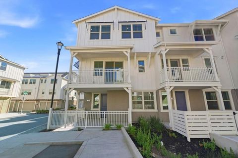 Photo of 224 Oak Circle, Walnut Creek, CA 94597 (MLS # ML82038125)