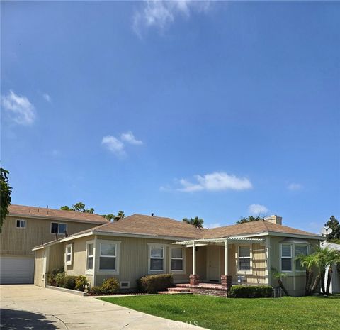 2571 Orange Costa Mesa CA 92627