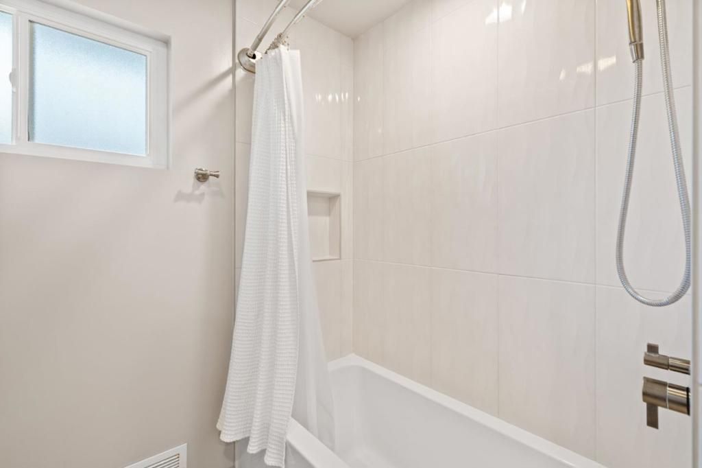 listing image 130723807556343390428