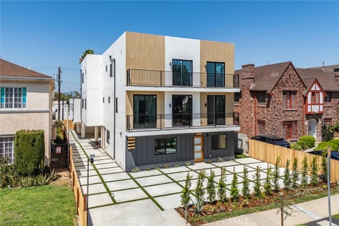 Photo of 1259 S Longwood Avenue, Los Angeles, CA 90019 (MLS # BB26205085)