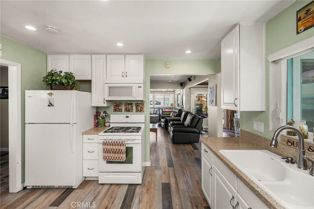 15732 Swan Lane, Huntington Beach CA 92649 - Photo 29