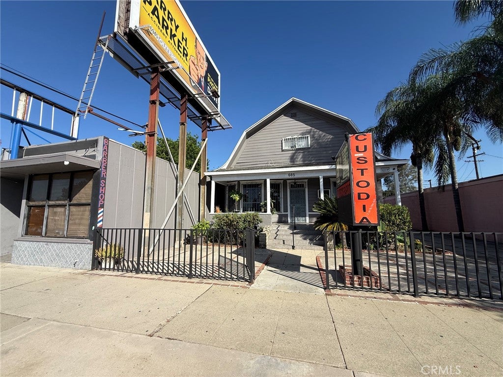 685 W Mission