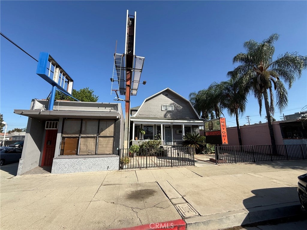 685 W Mission