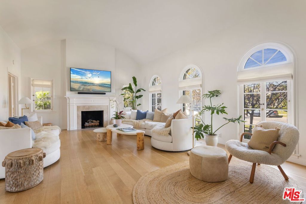 Photo of 902 S Citrus Avenue, Los Angeles, CA 90036 (MLS # 26668861)