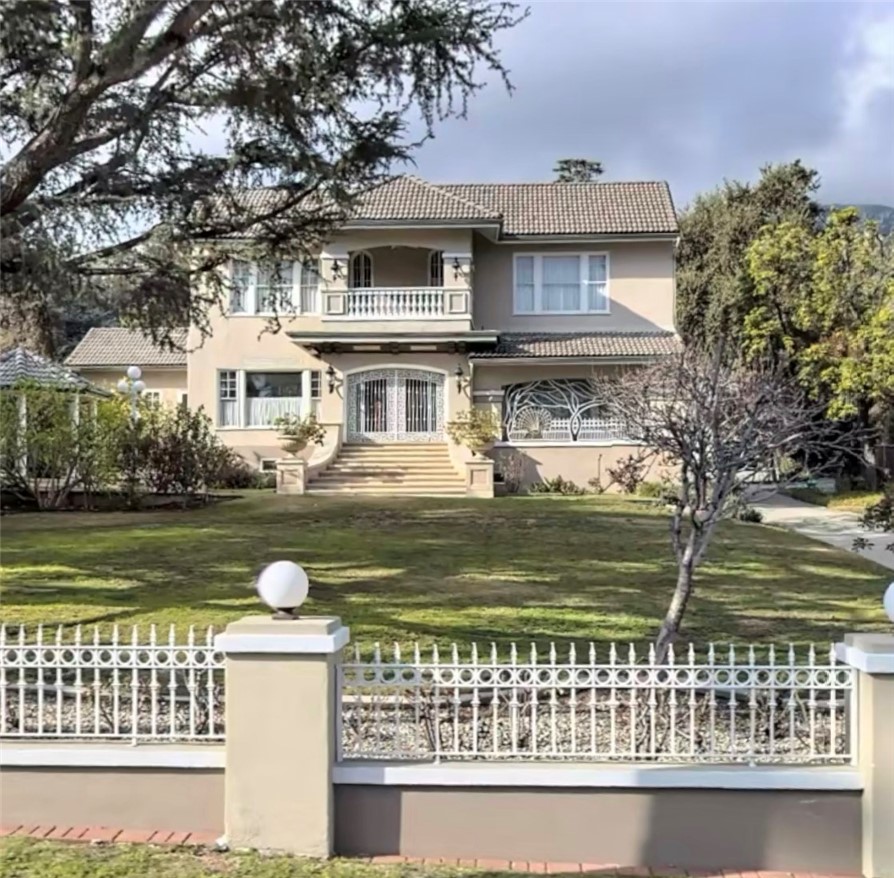 1185 E Altadena Drive